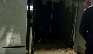 Dausa news: सिकराय कस्बे में SBI बैंक का ATM उखाड़ ले गये बदमाश, CCTV कैमरे के तार काटने के बाद दिया वारदात को अंजाम